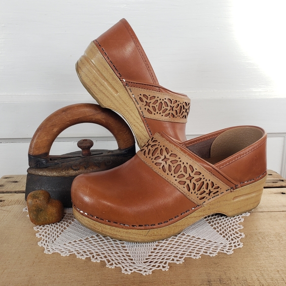 🌾Dansko Honey Clogs•Rustic Cottage•Western Tooled Belt•Tan•EU37/ 6.5-7 US - Picture 2 of 15